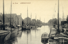12748 Gezicht op de Eem met haven en schepen te Amersfoort uit het zuidoosten; met links de bebouwing aan de Kleine Koppel.